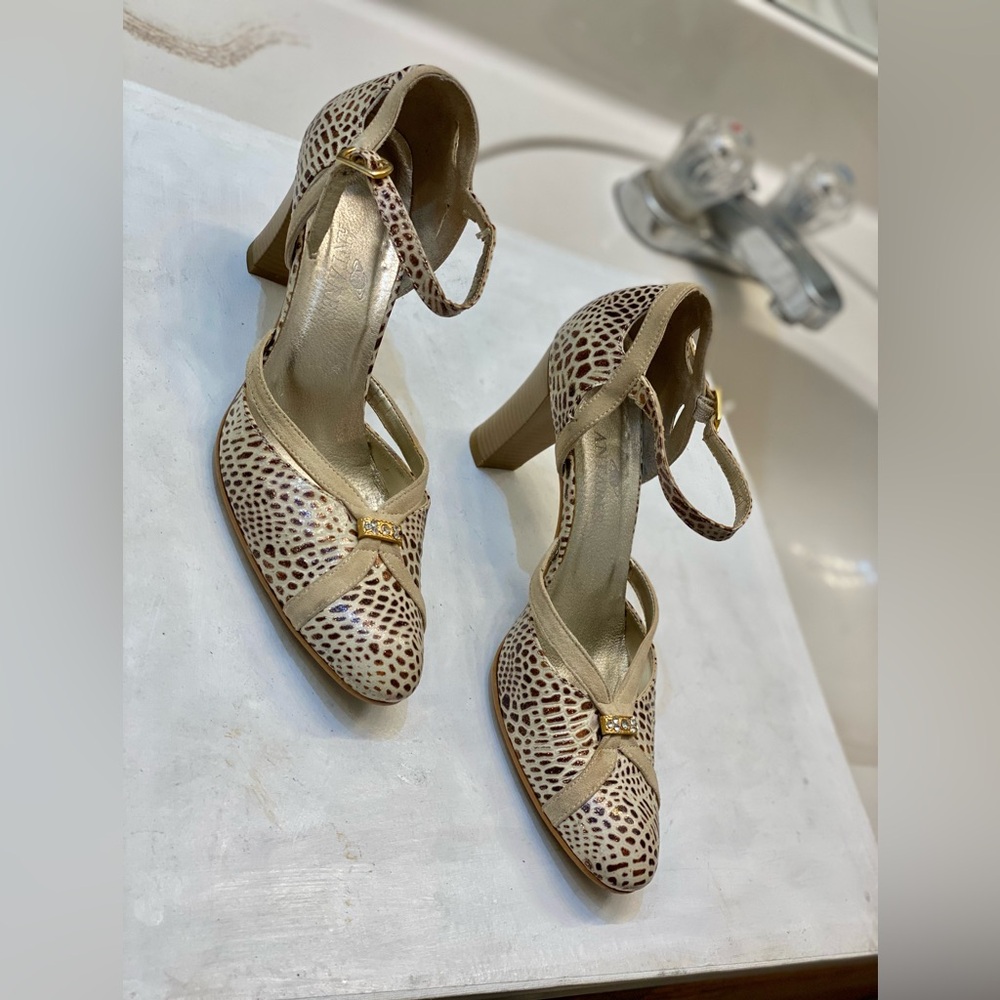 Antares Women’s Italian leather heels size 37, US Size 6.5M excellent condition